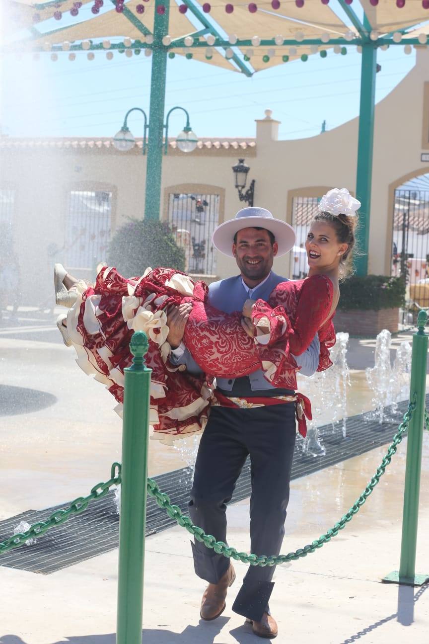 Malagueños y visitantes se han lanzado hoy a la calle para disfrutar el día festivo en la Feria.