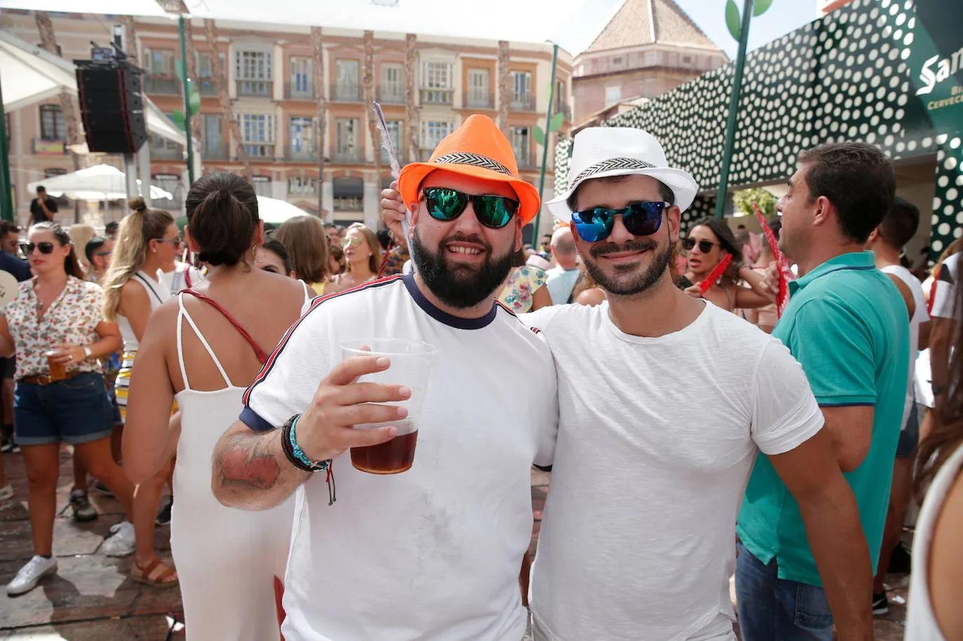 Malagueños y visitantes se han lanzado hoy a la calle para disfrutar el día festivo en la Feria.