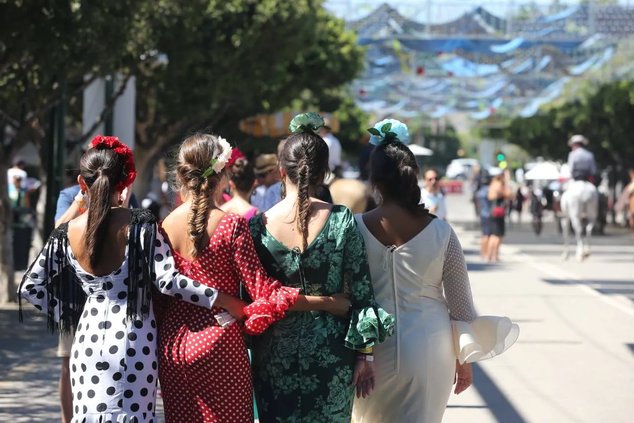 Malagueños y visitantes se han lanzado hoy a la calle para disfrutar el día festivo en la Feria.