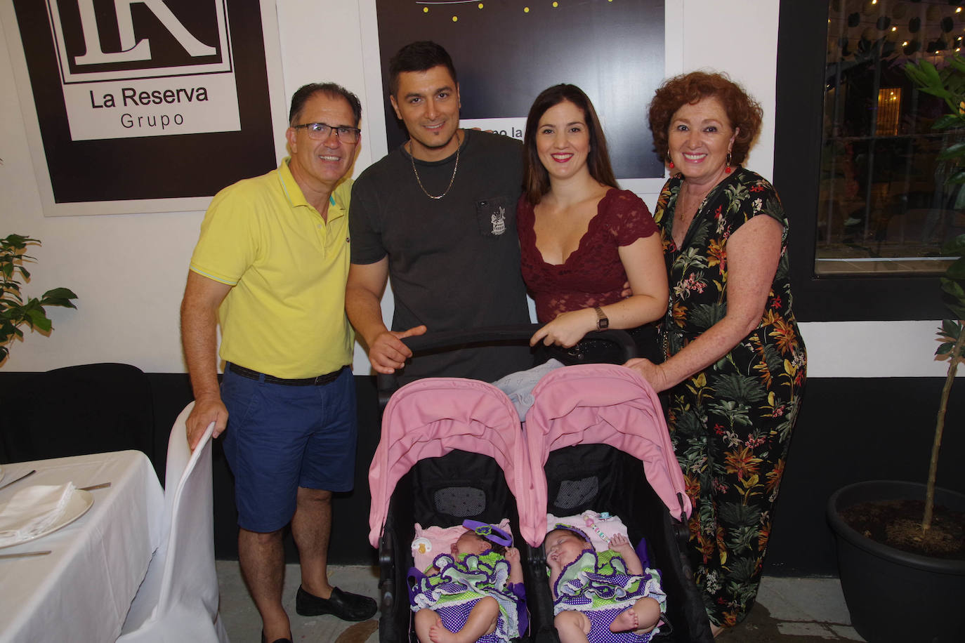 Juan Urbano, Gonzalo Domínguez, Sonia Urbano y Rafaela López con Lucía y Daniela Domínguez.