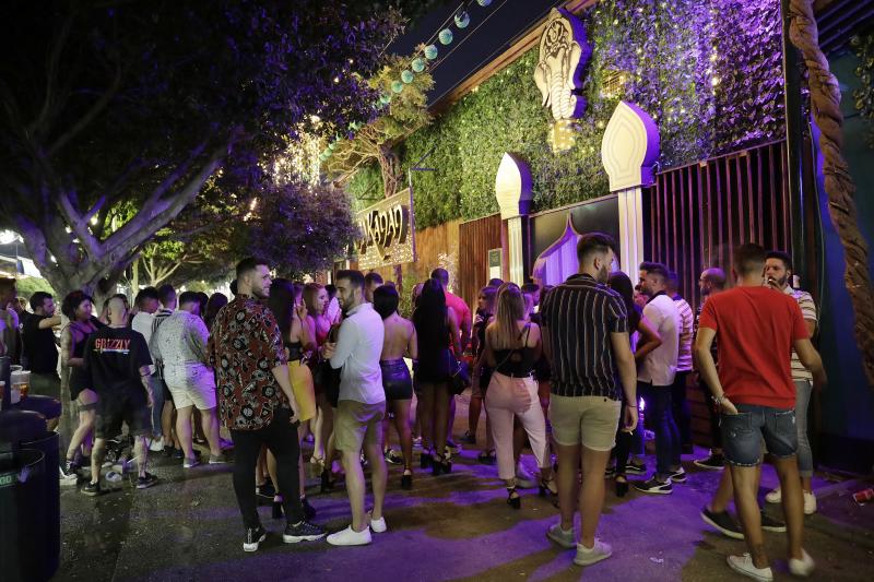 Cortijo de Torres vive cada noche una fiesta continua en el que la tradición se une con los ritmos más modernos y donde las atracciones hacen las delicias de grandes y pequeños.