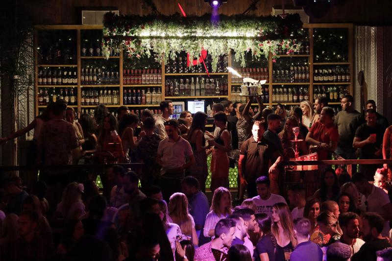 Cortijo de Torres vive cada noche una fiesta continua en el que la tradición se une con los ritmos más modernos y donde las atracciones hacen las delicias de grandes y pequeños.