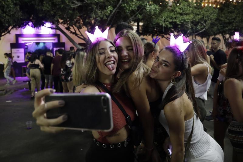 Cortijo de Torres vive cada noche una fiesta continua en el que la tradición se une con los ritmos más modernos y donde las atracciones hacen las delicias de grandes y pequeños.