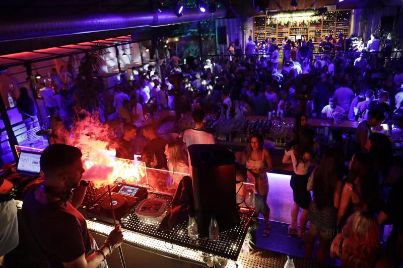 Cortijo de Torres vive cada noche una fiesta continua en el que la tradición se une con los ritmos más modernos y donde las atracciones hacen las delicias de grandes y pequeños.