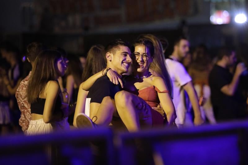 Cortijo de Torres vive cada noche una fiesta continua en el que la tradición se une con los ritmos más modernos y donde las atracciones hacen las delicias de grandes y pequeños.