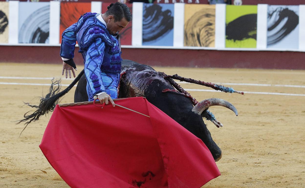 Ajustado derechazo de Manzanares. 