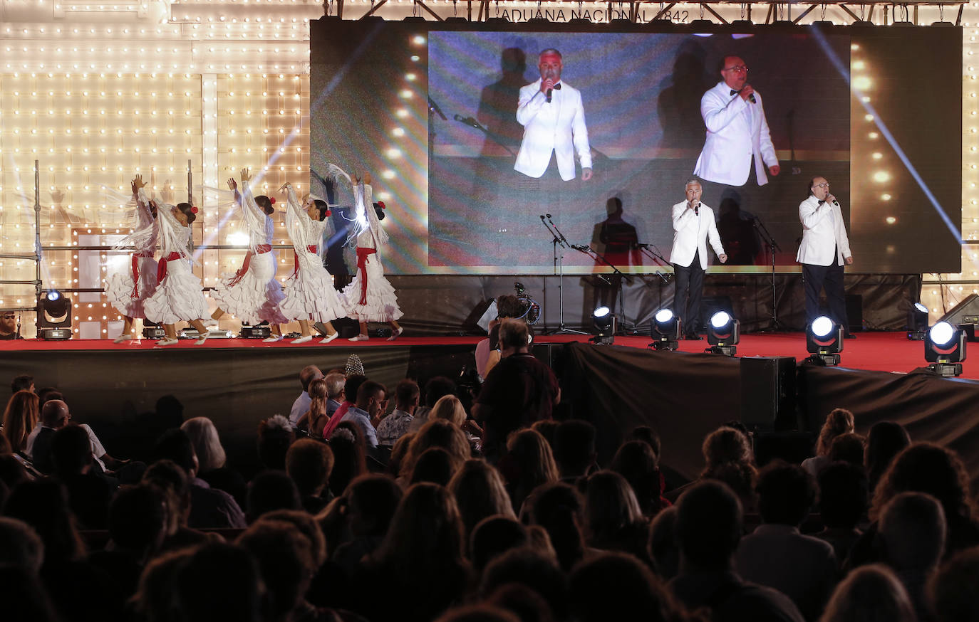 Un total de 32 chicas y los 16 chicos participaron en la gala presentada por Rocío Alba y Pepelu Ramos y que contó con la actuación de Virginia Gámez.