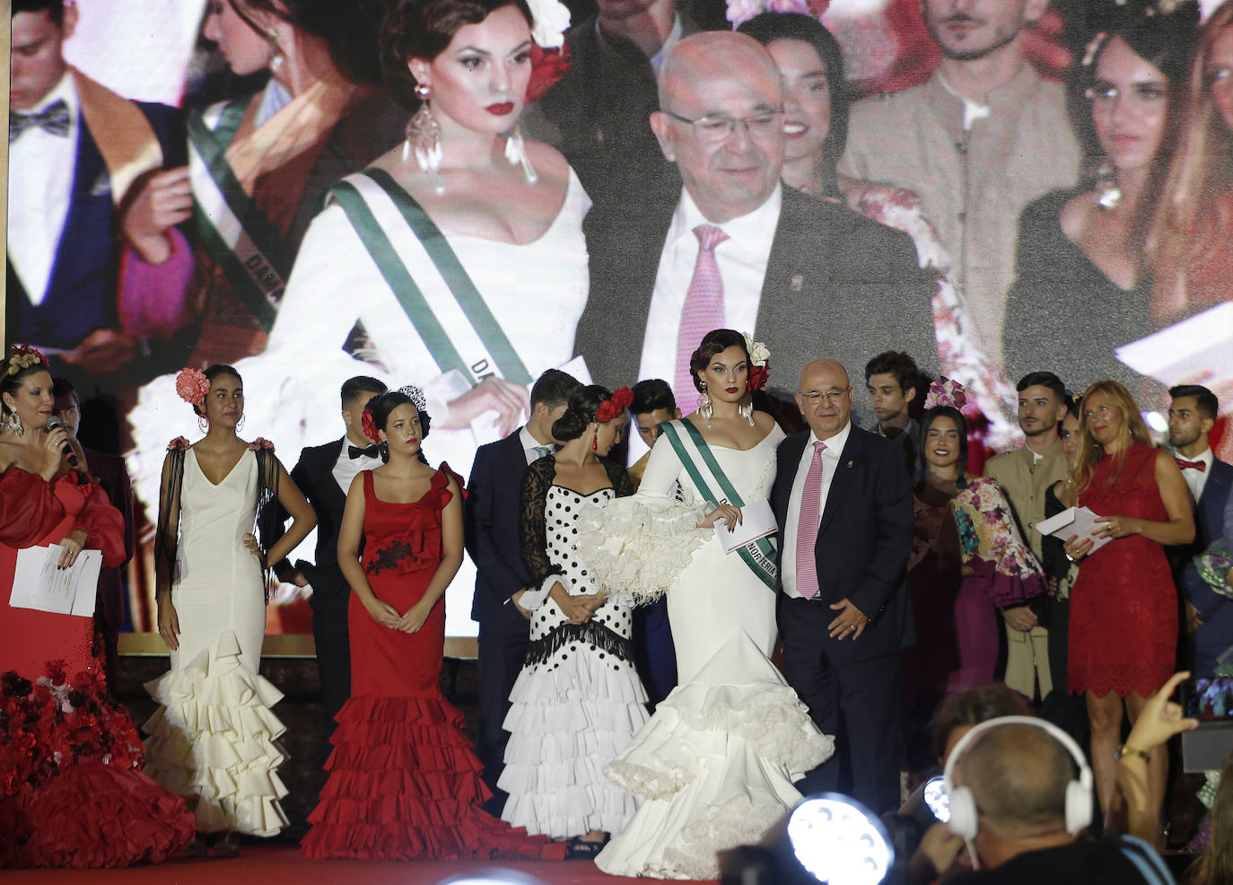 Un total de 32 chicas y los 16 chicos participaron en la gala presentada por Rocío Alba y Pepelu Ramos y que contó con la actuación de Virginia Gámez.