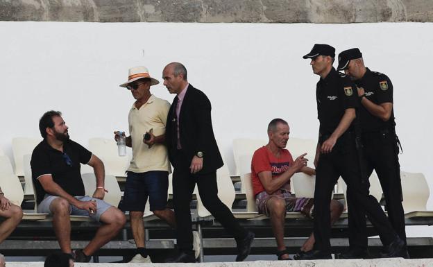 La Policía expulsó a un espectador de la plaza. 