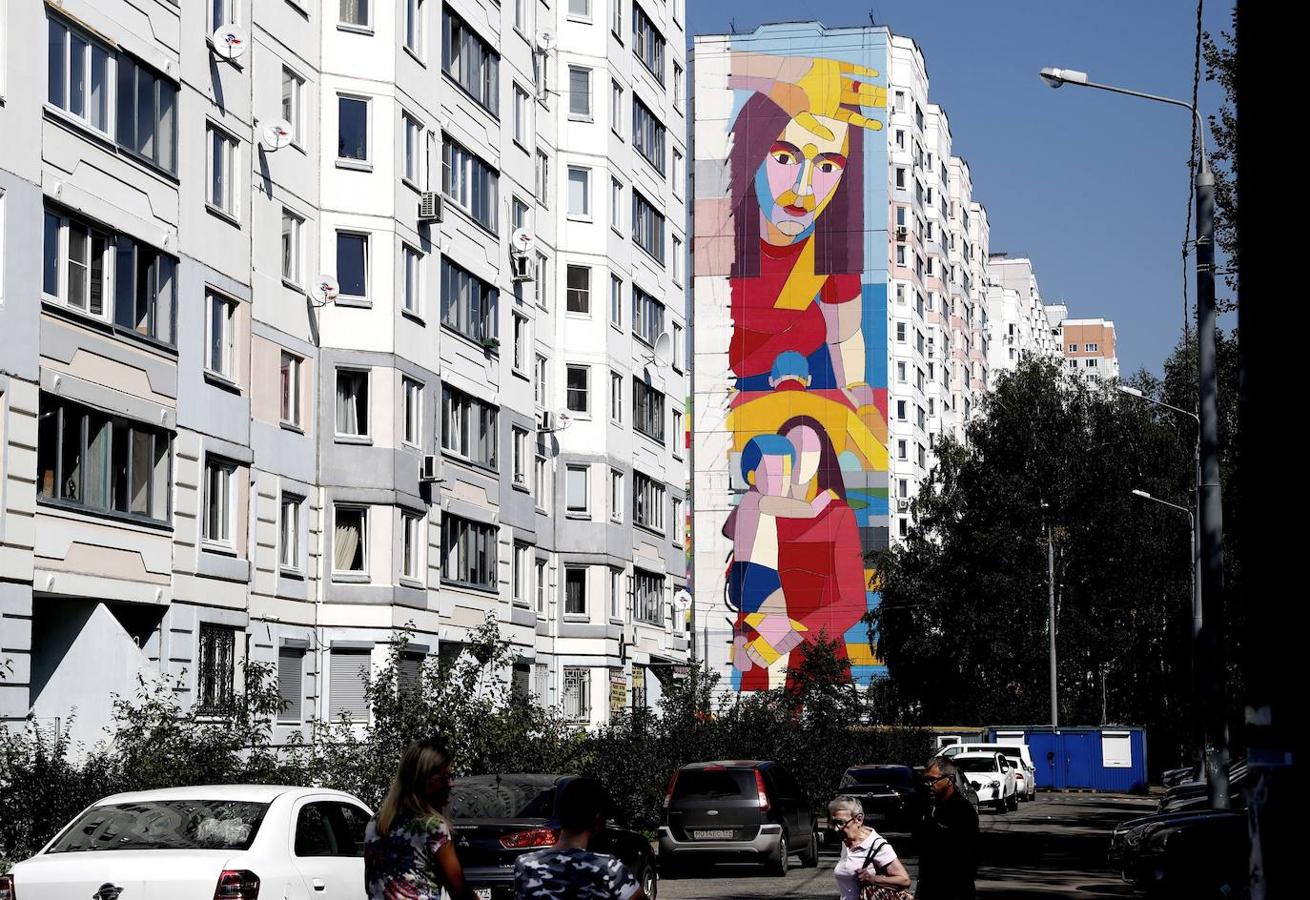 Una vista de graffiti en el distrito en Odintsovo, cerca de Moscú, Rusia. Durante el Festival Mofogénesis Urbana en Moscú participan 60 artistas de más de 20 países.