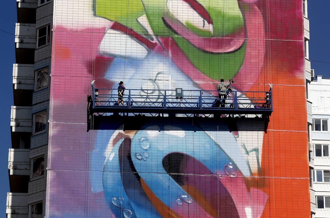 Una vista de graffiti en el distrito en Odintsovo, cerca de Moscú, Rusia. Durante el Festival Mofogénesis Urbana en Moscú participan 60 artistas de más de 20 países.