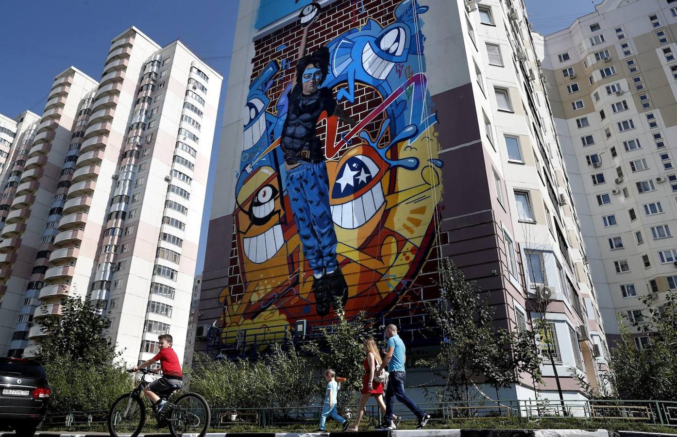 Una vista de graffiti en el distrito en Odintsovo, cerca de Moscú, Rusia. Durante el Festival Mofogénesis Urbana en Moscú participan 60 artistas de más de 20 países.
