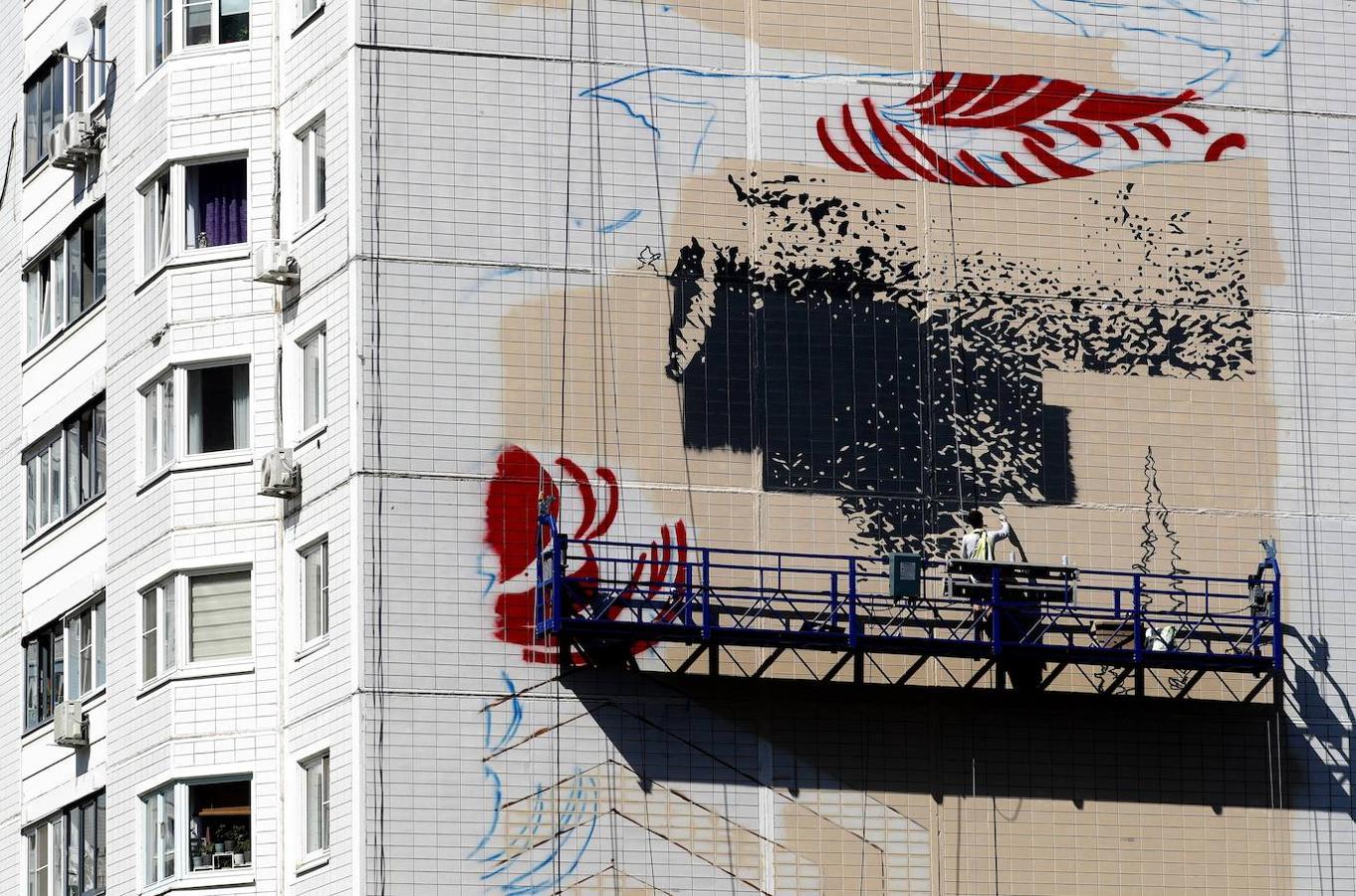 Una vista de graffiti en el distrito en Odintsovo, cerca de Moscú, Rusia. Durante el Festival Mofogénesis Urbana en Moscú participan 60 artistas de más de 20 países.