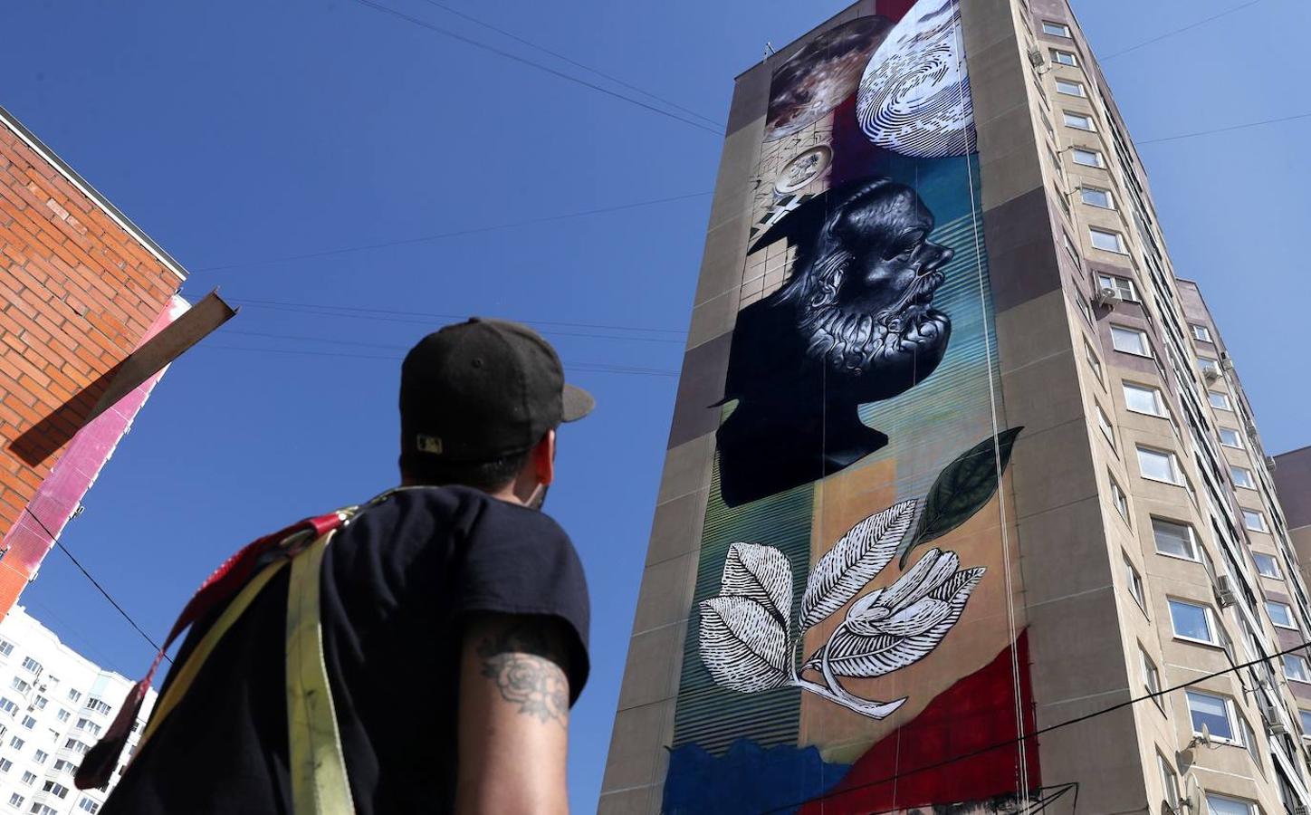 Una vista de graffiti en el distrito en Odintsovo, cerca de Moscú, Rusia. Durante el Festival Mofogénesis Urbana en Moscú participan 60 artistas de más de 20 países.