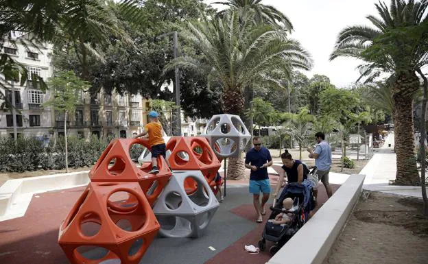 Zona de juegos infantiles instalada donde inicialmente estaba prevista una escultura. 