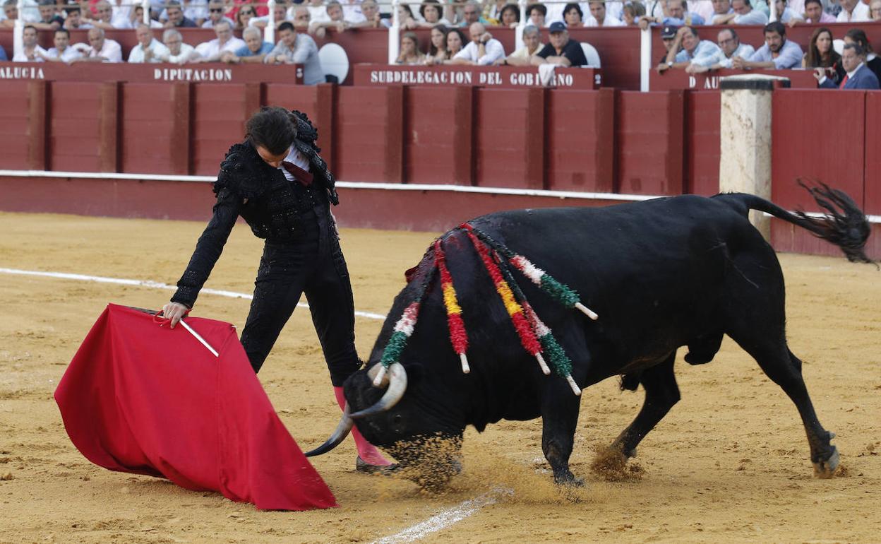 Derechazo de Finito al primero de su lote. 