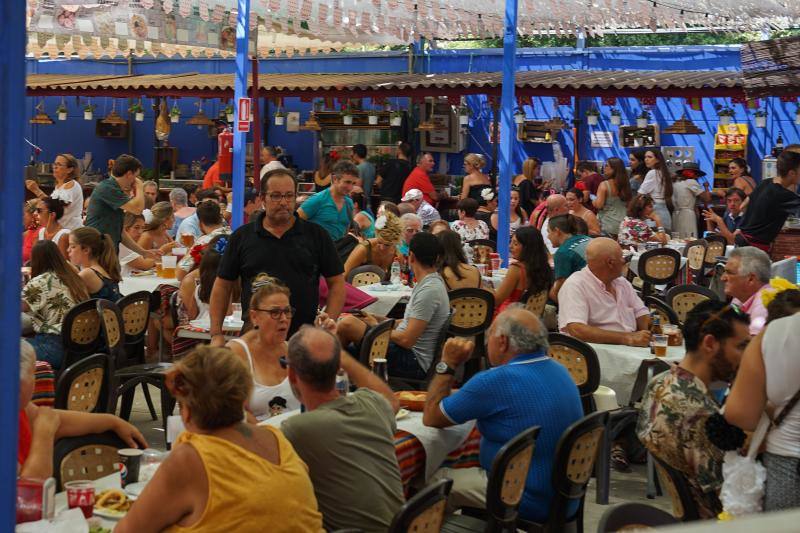 Miles de personas disfrutan un día más de la fiesta en el Real y el Centro. 