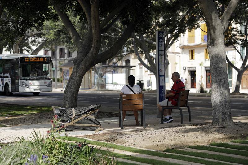 Miles de personas recorren ya a diario los nuevos pasillos peatonales laterales de la Alameda Principal. 