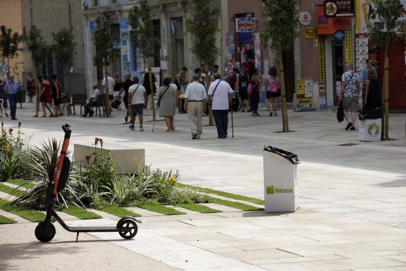 Miles de personas recorren ya a diario los nuevos pasillos peatonales laterales de la Alameda Principal. 