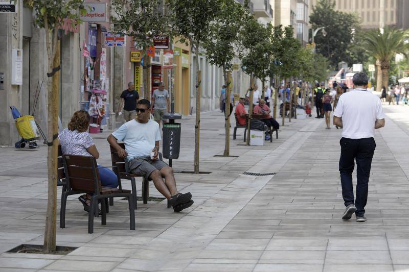 Miles de personas recorren ya a diario los nuevos pasillos peatonales laterales de la Alameda Principal. 