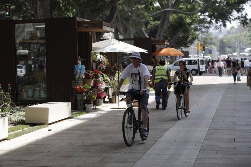 Miles de personas recorren ya a diario los nuevos pasillos peatonales laterales de la Alameda Principal. 