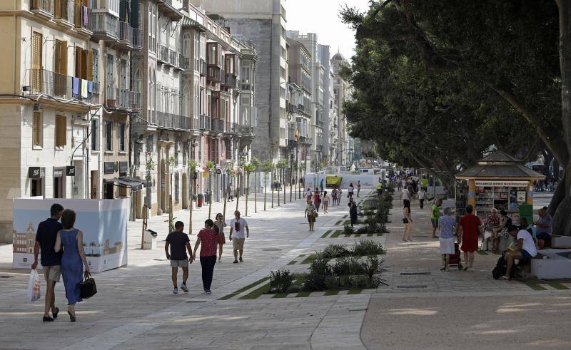 Miles de personas recorren ya a diario los nuevos pasillos peatonales laterales de la Alameda Principal. 