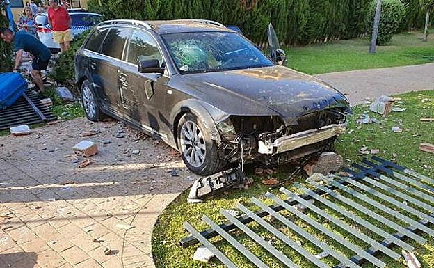 Hoy ya estaban reparando el muro derribado por el coche en el colegio 