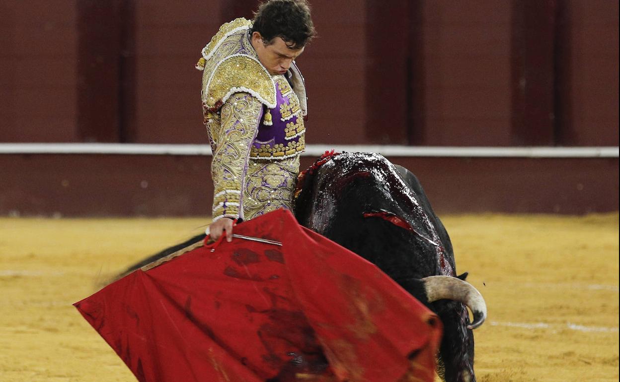 Ajustado derechazo de Aguilar al quinto. 
