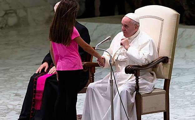 El Papa y la pequeña que subió al escenario 