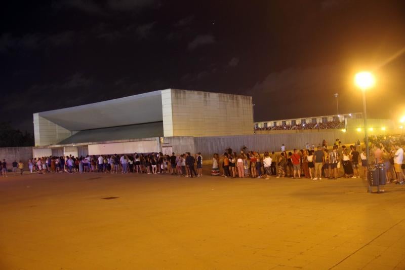 Unas 9.000 personas se congregaron en el Auditorio Municipal para ver al dúo que llegaba a Málaga con 'Rebobinado'. Antes de la actuación del grupo, amenizó la velada el humorista malagueño El Morta.