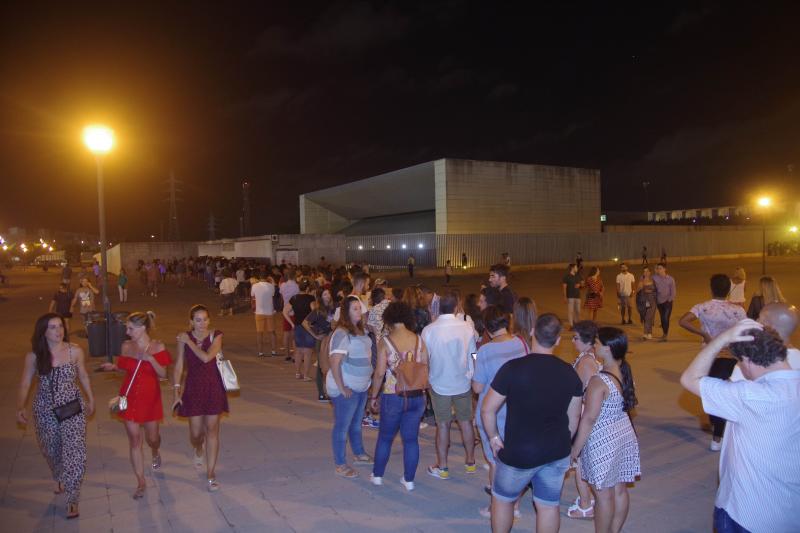 Unas 9.000 personas se congregaron en el Auditorio Municipal para ver al dúo que llegaba a Málaga con 'Rebobinado'. Antes de la actuación del grupo, amenizó la velada el humorista malagueño El Morta.