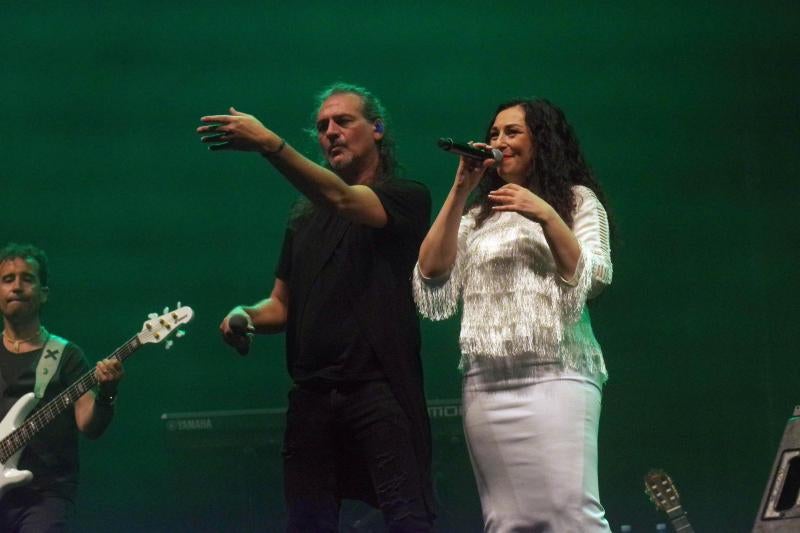 Unas 9.000 personas se congregaron en el Auditorio Municipal para ver al dúo que llegaba a Málaga con 'Rebobinado'. Antes de la actuación del grupo, amenizó la velada el humorista malagueño El Morta.