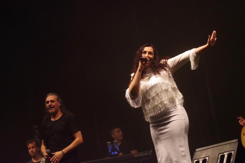 Unas 9.000 personas se congregaron en el Auditorio Municipal para ver al dúo que llegaba a Málaga con 'Rebobinado'. Antes de la actuación del grupo, amenizó la velada el humorista malagueño El Morta.