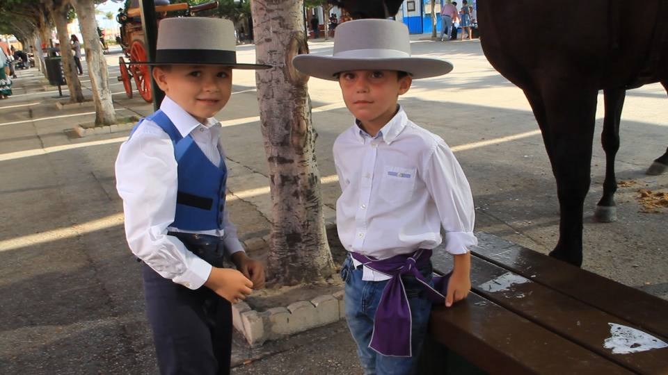 Algunos trajes de flamenca y caballistas el jueves en el Real. 