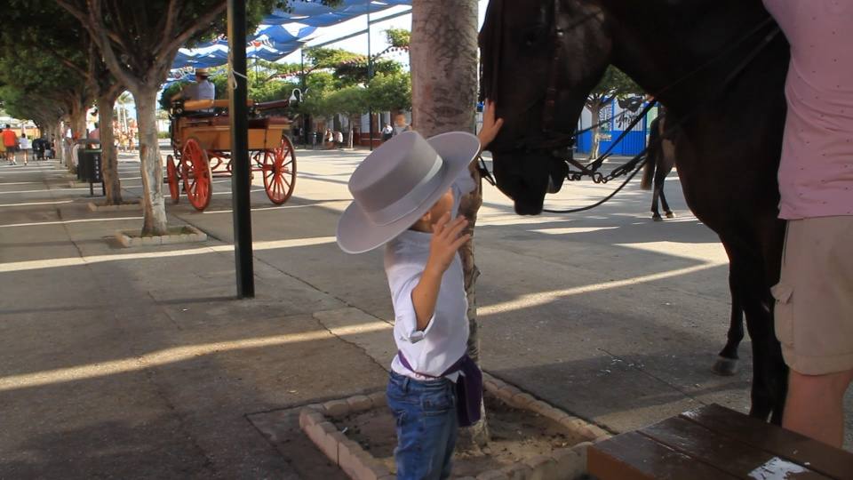 Algunos trajes de flamenca y caballistas el jueves en el Real. 
