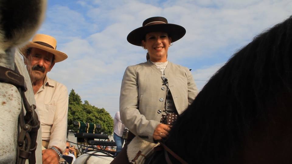 Algunos trajes de flamenca y caballistas el jueves en el Real. 