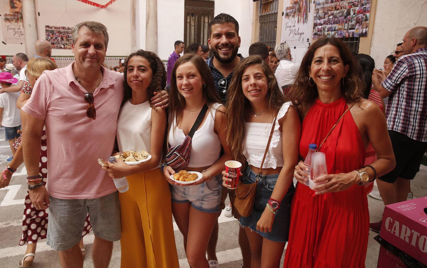 Miles de malagueños visitan el Real y el Centro en la recta final de la fiesta. 