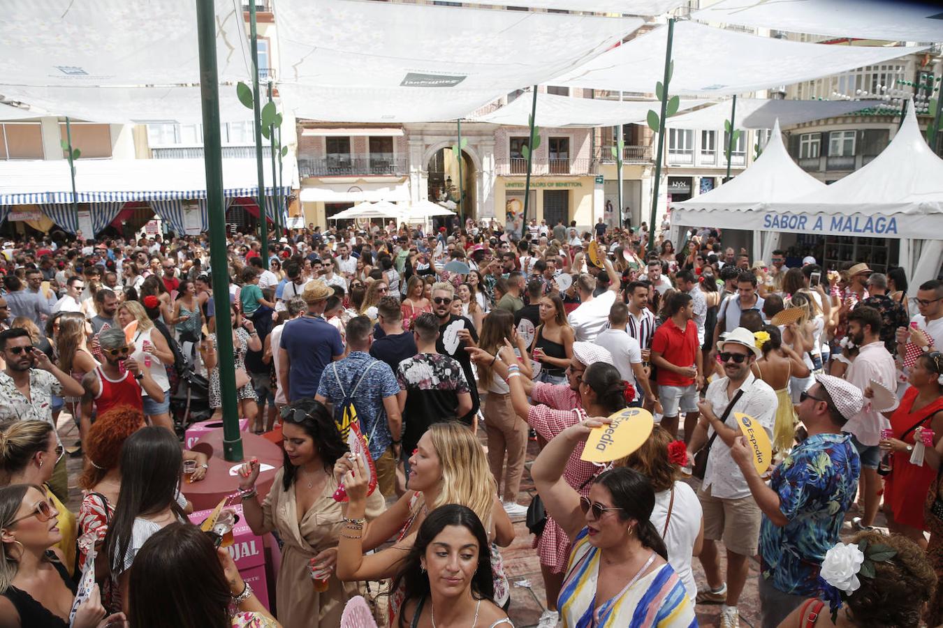 Miles de malagueños visitan el Real y el Centro en la recta final de la fiesta. 