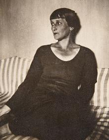 Imagen secundaria 2 - Arriba, 'Aleksander Nevski vence a Birger Jarl' (1904), de Roerich; abajo, retratos del artista y la poeta. 