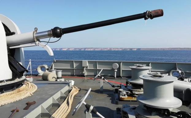 El buque Audaz de la Armada Española frente a la isla de Lampedusa.