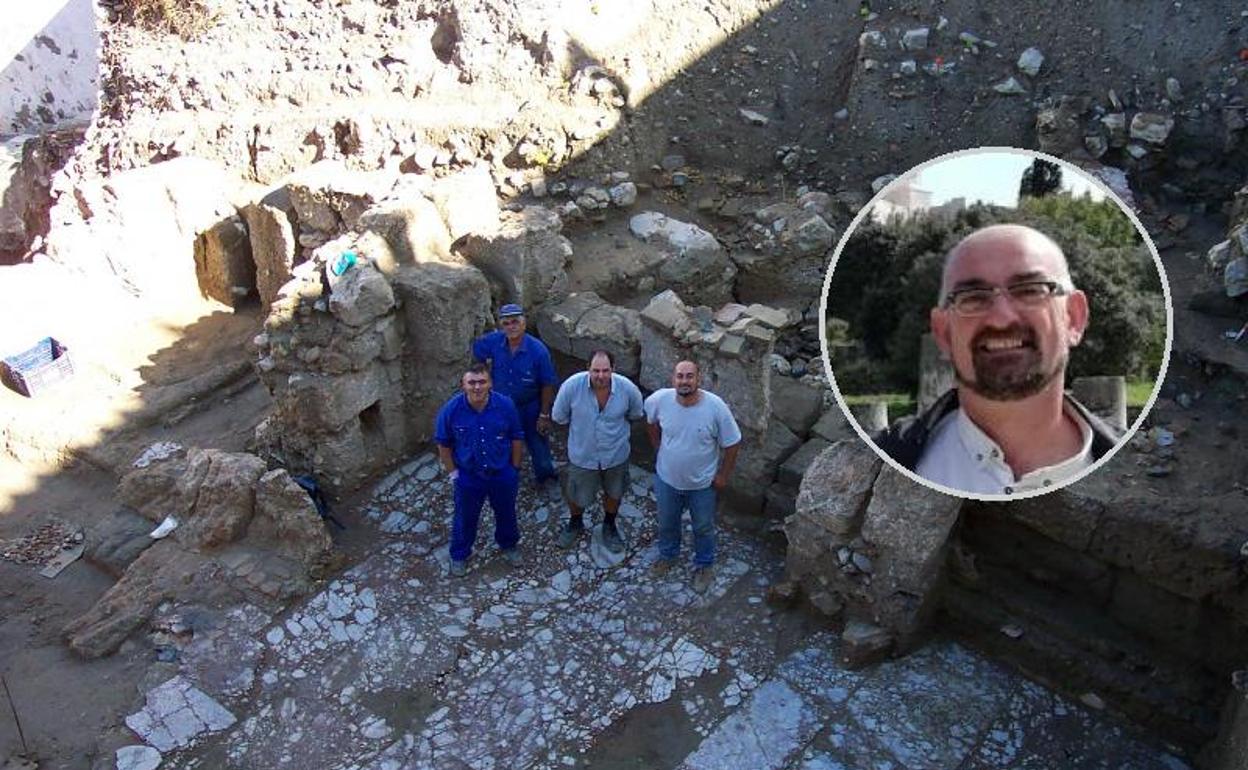 El gran descubrimiento. Francisco Melero (a la derecha), posa con varios compañeros tras desenterrar la basílica romana que preside la plaza de la Constitución de Cártama. 