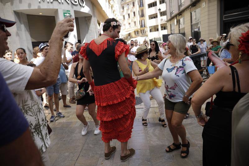 Miles de personas apuran las últimas horas de fiesta tanto en el Centro como en el Real. 