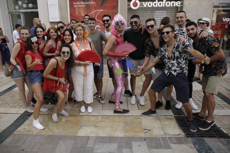Miles de personas apuran las últimas horas de fiesta tanto en el Centro como en el Real. 