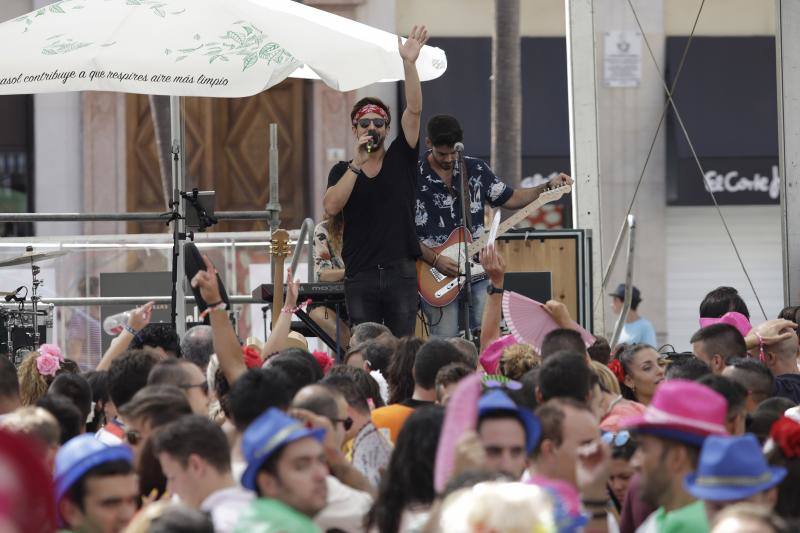 Miles de personas apuran las últimas horas de fiesta tanto en el Centro como en el Real. 
