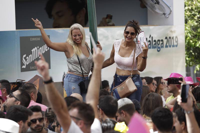 Miles de personas apuran las últimas horas de fiesta tanto en el Centro como en el Real. 