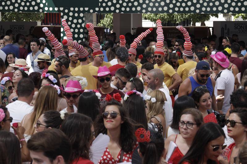 Miles de personas apuran las últimas horas de fiesta tanto en el Centro como en el Real. 