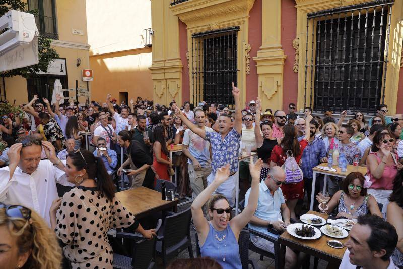 Miles de personas apuran las últimas horas de fiesta tanto en el Centro como en el Real. 