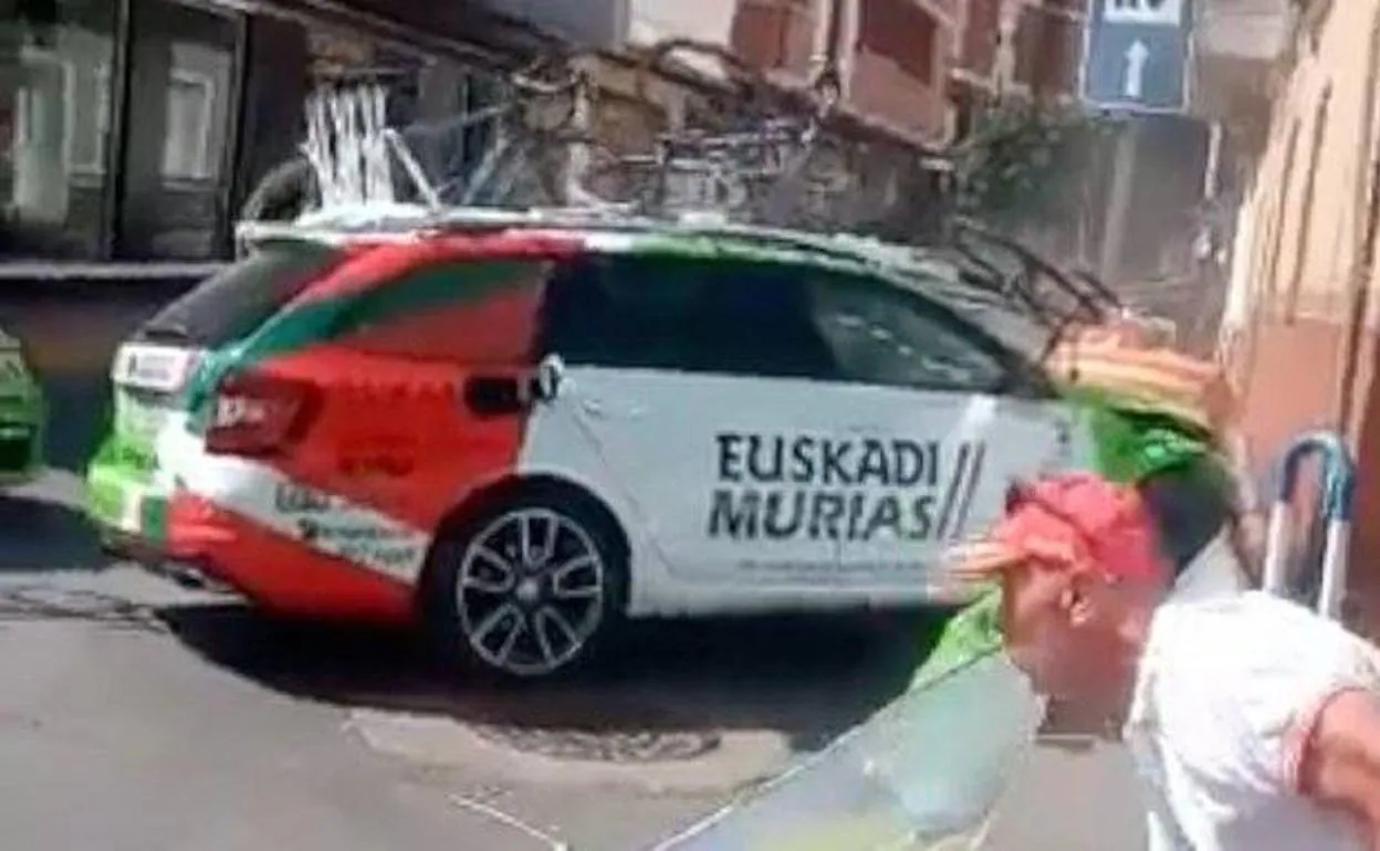 El coche del Euskadi-Murias se empotra contra un muro en la 'crono' por equipos