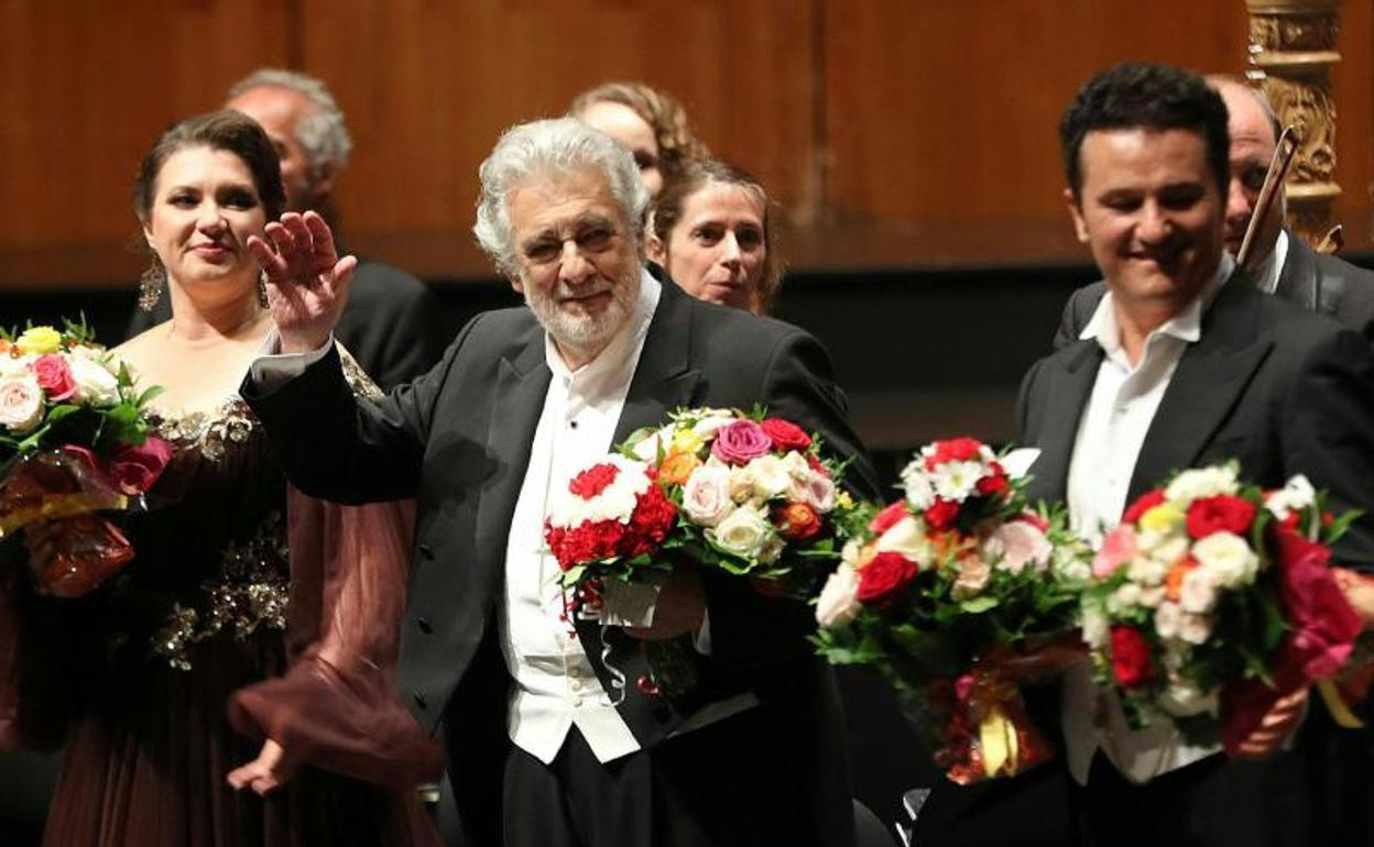 Plácido Domingo, agasajado en el auditorio de Salzburgo. 