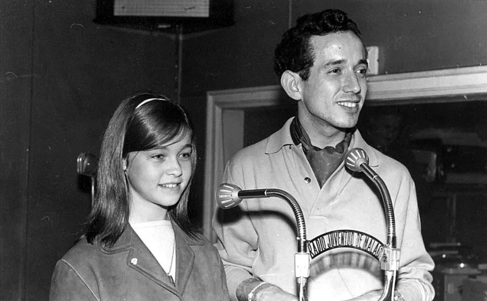 Un joven Diego Gómez y una aún más joven Pepa Flores, Marisol, en los micrófonos de Radio Juventud en 1961. 